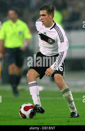 Deutsche internationale Linksverteidiger Philipp Lahm wird während der UEFA Euro 2008-Qualifikation Deutschland gegen Zypern im AWD-Arena-Stadion von Hannover, 17. November 2007 am ball. Deutschland gewann über Zypern 4: 0. Foto: Kay Nietfeld Stockfoto