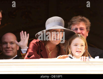 (L-R) Fürst Albert II von Monaco, Prinzessin Caroline von Monaco und Hannover und ihre Tochter Prinzessin Alexandra von Hannover Lächeln aus dem Balkon, die Teilnahme an einer Parade zu Monacos Nationalfeiertag Zeremonien in Monte Carlo, Monaco, 19. November 2007. Foto: Albert Nieboer (Niederlande) Stockfoto