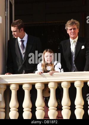 (R-L) Prinz Ernst August von Hannover, seine Tochter, Prinzessin Alexandra von Hannover, und seine Schwester-in-Law Sohn Pierre Casiraghi Lächeln vom Balkon, die Teilnahme an einer Parade zu Monacos Nationalfeiertag Zeremonien in Monte Carlo, Monaco, 19. November 2007. Foto: Albert Nieboer (Niederlande) Stockfoto