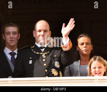 (L-R) Pierre Casiraghi, Prinz Albert II von Monaco, Prinzessin Stephanie von Monaco und ihrer Nichte Prinzessin Alexandra von Hannover Lächeln aus dem Balkon, die Teilnahme an einer Parade zu Monacos Nationalfeiertag Zeremonien in Monte Carlo, Monaco, 19. November 2007. Foto: Albert Nieboer (Niederlande) Stockfoto