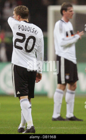 Deutsche Nationalspieler Lukas Podolski (L) und Tim Borowski Geste enttäuscht nach Gruppe D Euro2008 qualifying match gegen Wales in der Commerzbank Arena in Frankfurt Main, Deutschland, 21 November 2007. Das Spiel endete mit einem 0: 0 Unentschieden. Foto: Frank Mai Stockfoto