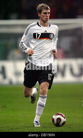 Nationalspieler Per Mertesacker ist in Aktion während der Gruppe D Euro2008 Qualifikationsspiel gegen Wales in der Commerzbank Arena in Frankfurt Main, Deutschland, 21 Novemeber 2007 dargestellt. Das Spiel endete mit einem 0: 0 Unentschieden. Foto: Uwe Anspach Stockfoto