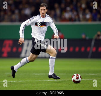 Deutsche Nationalspieler Tim Borowski ist in Aktion während der Gruppe D Euro2008 Qualifikationsspiel gegen Wales in der Commerzbank Arena in Frankfurt Main, Deutschland, 21 Novemeber 2007 dargestellt. Das Spiel endete mit einem 0: 0 Unentschieden. Foto: Ronald Wittek Stockfoto