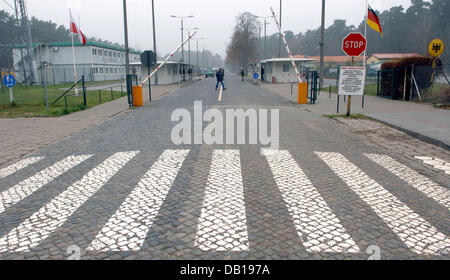 Eine Barriere ist die deutsch-polnischen Grenze zwischen Ahlbeck und Swinemuende (Swinemünde) auf der Insel Usedom, Swinoujscie, Polen, 20. November 2007. Basierend auf dem Schengener Abkommen, Grenzkontrollen an der Grenze zum 21 Dezember entfällt. Am selben Tag öffnet die Überfahrt, die seit 62 Jahren nur für Wanderer zugänglich ist, für den privaten Autoverkehr als Wel sich Stockfoto