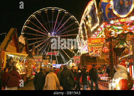 Besucher zu Fuß über den Weihnachtsmarkt auf dem neuen Marktplatz in Rostock, Deutschland, 22. November 2007. Der Markt der größte seiner Art in Norddeutschland hat heute eröffnet. Es ist 3 Kilometer lang und Vermarkter aus Deutschland, den Niederlanden, Finnland, Schweden und Lettland arbeiten an den vielen Ständen des Marktes. Letztes Jahr 1,5 Millionen Menschen, die viele von ihnen aus Skandinavien besucht Stockfoto