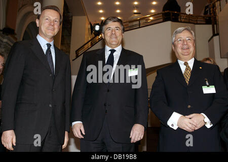 Dresdner Bank-CEO, Herbert Walter, Deutsche Bank Group-CEO, Josef Ackermann und Commerzbank-CEO Klaus-Peter Müller (L-R) sind bei der European Banking Congress in Frankfurt Main, Deutschland, 23. November 2007 abgebildet. Europäische Banker versammelt in Frankfurt zu einem Gedankenaustausch bei Podiumsdiskussionen. Foto: FRANK Mai Stockfoto