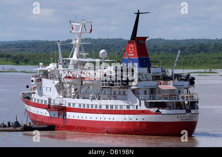 (DATEI) Datei vom 11. April 2005 Abbildung Kreuzfahrtschiff "MV Explorer" Küste Iquitos, Peru. Angeblich hat das Schiff einen Eisberg vor der argentinischen Küste am 23. November 2007 gerammt. "Explorer" wurde gebaut im Jahre 1969 mit einem extra gehärtete Rumpf, die rohen Bedingungen in dem Eismeer zu bewältigen, wenn sie auf Expeditionen gesendet wird. Foto: DIETMAR HASENPUSCH Stockfoto