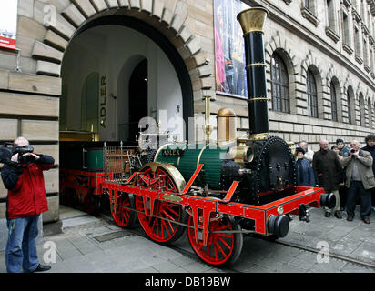 Das Bild zeigt restaurierte historische Nachbildung des Deutschlands erste Lokomotive "Adler" (The Eagle) vor das Deutsche Bahn Museum in Nürnberg, 23. November 2007. Die Tank-Lokomotive und drei Pkw zurück ins Museum nach der verheerende Brand im angehängten Lok Depot vor zwei Jahren. Foto: DANIEL KARMANN Stockfoto