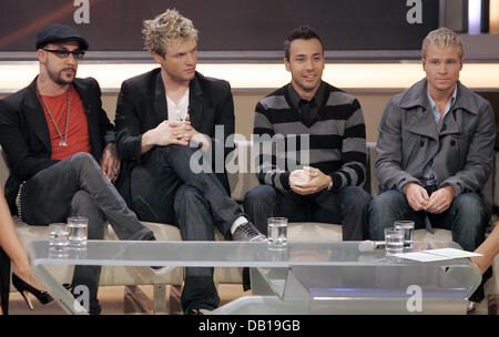 US-band The Backstreet Boys, AJ McLean (L-R), Nick Carter, Howie Dorough und Brian Littrell sind bei der deutschen TV-Show "Guinness World Records" in Köln, 23. November 2007 abgebildet. Bewerber für einen neuen Weltrekord versuchen, es in der Show. Foto: Jörg Carstensen Stockfoto