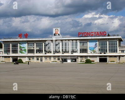 Das Bild zeigt den Flughafen mit einem Bild des Staates Gründer sung auf dem Dach in Pyongyang, Nordkorea, 8. September 2007. Den wenigen Besuchern erlaubt, das Land zu betreten, wie Touristen sind meist Mitglieder der Gruppen der Freundschaft mit Juche, Nordkoreas offizielle Staatsdoktrin Ideologie erzogen im Jahre 1955 durch dann staatliche Führer sung und basierend auf ein autonomes, sociali Stockfoto