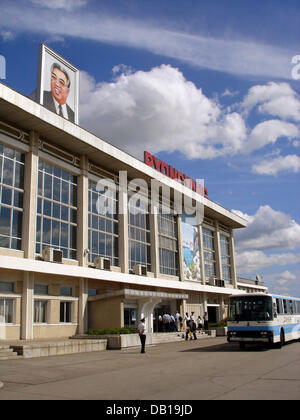 Das Bild zeigt den Flughafen mit einem Bild des Staates Gründer sung auf dem Dach in Pyongyang, Nordkorea, 8. September 2007. Den wenigen Besuchern erlaubt, das Land zu betreten, wie Touristen sind meist Mitglieder der Gruppen der Freundschaft mit Juche, Nordkoreas offizielle Staatsdoktrin Ideologie erzogen im Jahre 1955 durch dann staatliche Führer sung und basierend auf ein autonomes, sociali Stockfoto