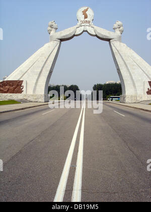 Blick auf das Denkmal für drei Charters für des Vaterlandes in Pyongyang, Nordkorea, 12. September 2007. Das Denkmal hat die drei Bedingungen, die vom Norden für ein wiedervereinigtes Korea 1 geforderten eingraviert. Jeder der beiden Staaten sollte in einem Condfederation, 2 souverän bleiben. Die Annäherung ist auf friedliche Art und Weise und 3 passieren. ohne jeglichen externen Einflüssen. Foto: Thomas Stockfoto