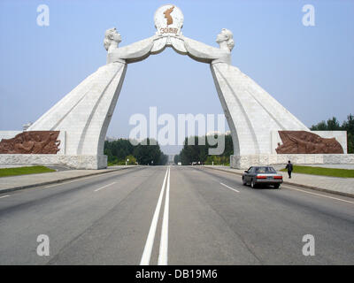 Blick auf das Denkmal für drei Charters für des Vaterlandes in Pyongyang, Nordkorea, 12. September 2007. Das Denkmal hat die drei Bedingungen, die vom Norden für ein wiedervereinigtes Korea 1 geforderten eingraviert. Jeder der beiden Staaten sollte in einem Condfederation, 2 souverän bleiben. Die Annäherung ist auf friedliche Art und Weise und 3 passieren. ohne jeglichen externen Einflüssen. Foto: Thomas Stockfoto