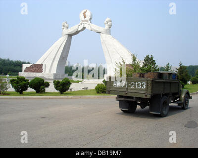 Blick auf das Denkmal für drei Charters für des Vaterlandes in Pyongyang, Nordkorea, 12. September 2007. Das Denkmal hat die drei Bedingungen, die vom Norden für ein wiedervereinigtes Korea 1 geforderten eingraviert. Jeder der beiden Staaten sollte in einem Condfederation, 2 souverän bleiben. Die Annäherung ist auf friedliche Art und Weise und 3 passieren. ohne jeglichen externen Einflüssen. Foto: Thomas Stockfoto