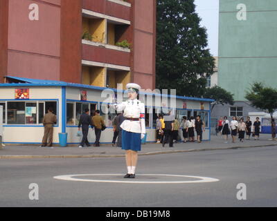 Ein Verkehr Polizistin abgebildet in Pyongyang, Nordkorea, 12. September 2007. Die eher wenig Verkehr in der Hauptstadt wird durch sechs Verkehr Poplicewoman statt Ampeln geregelt. Foto: Thomas Grutschke Stockfoto