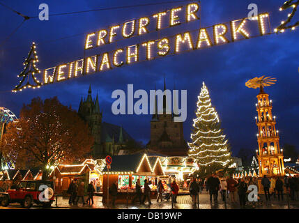 Besucher zu Fuß über den Weihnachtsmarkt in Erfurt, Deutschland, 26. November 2007. Der Weihnachtsmarkt ist bis 22 Dezember geöffnet. Foto: MARTIN SCHUTT Stockfoto