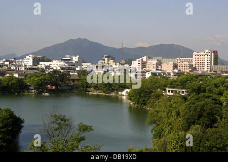 (Dpa-Datei) Die Datei Bild vom 3. Juli 2006 bietet einen Blick über Guilin, China. Foto: Lars Halbauer Stockfoto