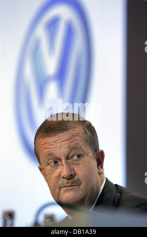 Porsche-CEO Wendelin Wiedeking spricht vor einem Volkswagen (VW) Logo auf das Unternehmen Bilanz Pressekonferenz in Stuttgart, Deutschland, 28. November 2007. Der Stuttgarter Sportwagenhersteller machte einen Gewinn vor Steuern von rund 6 Milliarden Euro mit einem Umsatz von 7,4 Milliarden Euro. Ein Großteil dieser immense Gewinne ergibt sich aus der Firma Option Unternehmen mit VW s Stockfoto