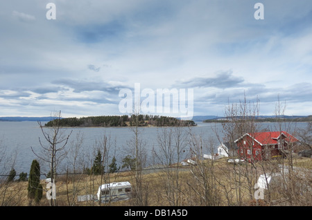 Das Denkmal mit Blick auf die Insel UTOYA in Norwegen, wo 69 Personen von Anders Behring Breivik getötet wurden Stockfoto