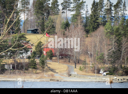 Das Denkmal mit Blick auf die Insel UTOYA in Norwegen, wo 69 Personen von Anders Behring Breivik getötet wurden Stockfoto