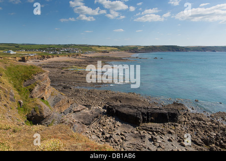 Widemouth Bay in der Nähe von Bude Cornwall England UK an einem schönen sonnigen Sommertag Stockfoto