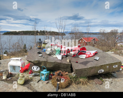 Das Denkmal mit Blick auf die Insel UTOYA in Norwegen, wo 69 Personen von Anders Behring Breivik getötet wurden Stockfoto