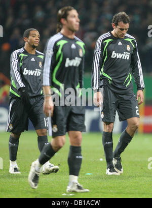 Real Madrid Christoph Metzelder (R), Sergio Ramos und Marcelo Vieira (L) sind während der Champions League-Fußballspiel Werder Bremen vs. Real Madrid im Weserstadion in Bremen, Deutschland, 28. November 2007 abgebildet. Bremen gewann 3-2. Foto: Carmen Jasperson Stockfoto