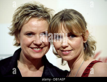 Actress Tina Ruland (R) und TV-Moderatorin Birgit Lechtermann posieren auf dem roten Teppich der "Tribute to Bambi"-Charity-Gala in Düsseldorf, 28. November 2007. Zahlreiche prominente Gäste sammelten Geld für soziale Projekte am Vorabend der Bambi-Verleihung Präsentation. Foto: Rolf Vennenbernd Stockfoto