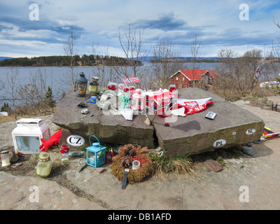 Das Denkmal mit Blick auf die Insel UTOYA in Norwegen, wo 69 Personen von Anders Behring Breivik getötet wurden Stockfoto