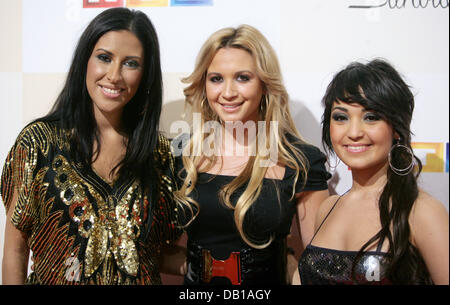 Die Band Monrose mit Sängerinnen Senna Guemmour (L-R), Mandy Capristo Und Bahar Kizil posieren auf dem roten Teppich der "Tribute to Bambi"-Charity-Gala in Düsseldorf, 28. November 2007. Zahlreiche prominente Gäste sammelten Geld für soziale Projekte am Vorabend der Bambi-Verleihung Präsentation. Foto: Rolf Vennenbernd Stockfoto