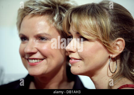 Actress Tina Ruland (R) und TV-Moderatorin Birgit Lechtermann posieren auf dem roten Teppich der "Tribute to Bambi"-Charity-Gala in Düsseldorf, 28. November 2007. Zahlreiche prominente Gäste sammelten Geld für soziale Projekte am Vorabend der Bambi-Verleihung Präsentation. Foto: Rolf Vennenbernd Stockfoto