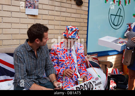 London, UK. 22. Juli 2013. Ein Royal-Fan wartet draußen der Lindo Flügel am Queen Mary Hospital Paddington wo befindet sich das königliche Baby Credit geboren werden: Keith Larby/Alamy Live News Stockfoto