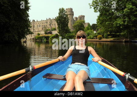 Warwick, Großbritannien. 22. Juli 2013. Helen Denny, 21 Zeilen auf dem Fluss Avon mit Warwick Castle im Hintergrund. Das heiße Wetter bringt Menschen auf den Booten in St. Nicholas Park, Warwick, Warwickshire, UK.  Temperaturen werden voraussichtlich heute vor Stürmen und unruhiges Wetter in den nächsten Tagen ihren Höhepunkt erreichen. Bildnachweis: Jamie Gray/Alamy Live-Nachrichten Stockfoto