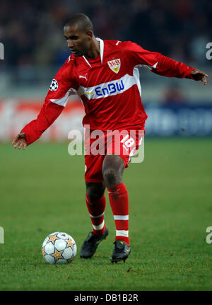 Stuttgart-Stürmer Cacau ist während der UEFA-Champions-League-Gruppenspiel VfB Stuttgart V Glasgow Rangers im Gottlieb-Daimler-Stadion Stuttgart, Deutschland, 27. November 2007 am ball. Stuttgart besiegt die Rangers 3: 2. Foto: Ronald Wittek Stockfoto