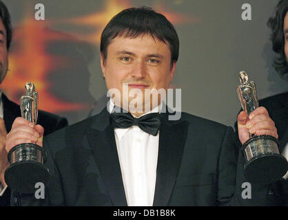 Rumänische Regisseur Cristian Mungiu hält seine Trophäen bei der 20. European Film Awards-Verleihung in Berlin, Deutschland, 1. Dezember 2007. Mungiu wurde für den Film "4 Monate, 3 Wochen und 2 Tage" für "Bester europäischer Film" und "Beste Regie" ausgezeichnet. European Film Awards werden von der Europäischen Filmakademie in Berlin und einer anderen europäischen Stadt in einem jährlichen Wechsel präsentiert. Foto: Wolf Stockfoto