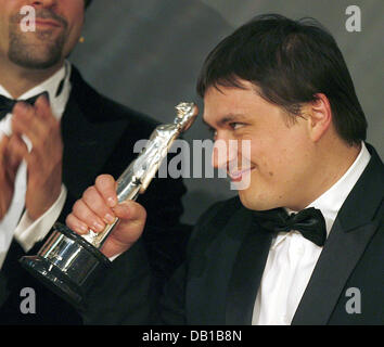 Rumänische Regisseur Cristian Mungiu hält seine Trophäe bei der 20. European Film Awards-Verleihung in Berlin, Deutschland, 1. Dezember 2007. Mungiu wurde für den Film "4 Monate, 3 Wochen und 2 Tage" für "Bester europäischer Film" und "Beste Regie" ausgezeichnet. European Film Awards werden von der Europäischen Filmakademie in Berlin und einer anderen europäischen Stadt in einem jährlichen Wechsel präsentiert. Foto: Wolfga Stockfoto