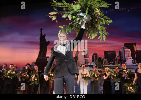 Udo Jürgens Wellen von der Bühne nach der Premiere des Musicals "Ich war nie in New York in Hamburg, Deutschland, 2. Dezember 2007 haben". Insgesamt 38 Schauspieler und Tänzer zwischen 14 und 75 Jahren durchführen, um die größten Hits des österreichischen Komponisten und Sängers Udo Jürgens. Foto: Ulrich Perrey Stockfoto