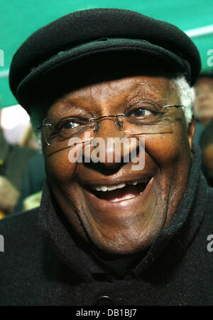 Friedensnobelpreisträger, südafrikanische Bischof Desmond Tutu, lächelt in Berlin, Deutschland, 3. Dezember 2007. Tutu teilgenommen an das weltweite Friedensprojekt "Global Stone". Foto: Klaus-Dietmar Gabbert Stockfoto