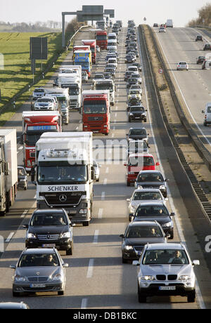 (Dpa-Datei) Die Datei Bild vom 14. März 2007 zeigt Verkehr Jaming auf Autobahn A5 in der Nähe von Bad Nauheim, Deutschland. Foto: Frank Rumpenhorst Stockfoto