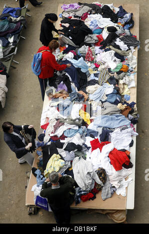 (Dpa-Datei) Die Datei Bild vom 8. Oktober 2005 zeigt Menschen roaming eine Trödel-Tabelle auf einem Flohmarkt in Frankfurt Main, Deutschland. Foto: Frank Rumpenhorst Stockfoto