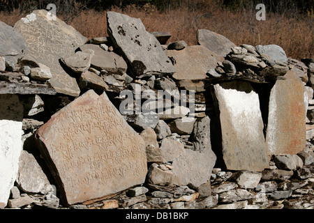Tibetischen buddhistischen Mani-Stein, Upper Pisang Trail, Annapurna Runde Annapurna Conservation Area, Nepal Stockfoto