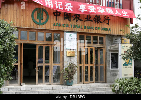 (Dpa-Datei) Die Datei Bild vom 3. Juli 2006 zeigt einen Ast der Agricultural Bank of China in Yangshuo, China. Foto: Lars Halbauer Stockfoto