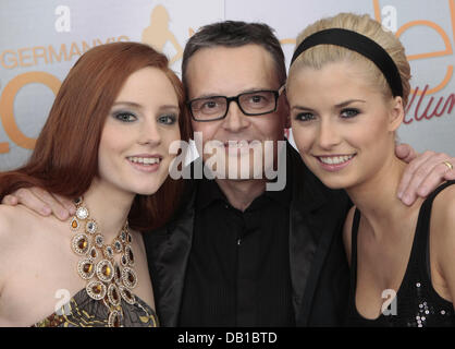 Die Gewinner der vergangenen Saisons Modelle Barbara Meier (L) und Lena Gercke (R) posieren mit der neuen Jury-Mitglied Rolf Schneider im Rahmen einer Pressekonferenz für die dritte Staffel von "Germany es next Topmodel - by Heidi Klum" in Hamburg, Deutschland, 4. Dezember 2007. Deutsche private TV-Sender ProSieben wird die dritte Staffel von die Model-Wettbewerb ab Februar 2008 zeigen. Foto: Ulrich P Stockfoto