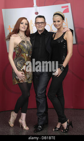 Die Gewinner der vergangenen Saisons Modelle Barbara Meier (L) und Lena Gercke (R) posieren mit der neuen Jury-Mitglied Rolf Schneider im Rahmen einer Pressekonferenz für die dritte Staffel von "Germany es next Topmodel - by Heidi Klum" in Hamburg, Deutschland, 4. Dezember 2007. Deutsche private TV-Sender ProSieben wird die dritte Staffel von die Model-Wettbewerb ab Februar 2008 zeigen. Foto: Ulrich P Stockfoto