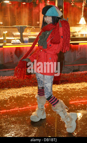 Chinesische Schauspielerin Bai Ling posiert auf dem Weihnachtsmarkt "Santa Pauli" in Hamburg, Deutschland, 4. Dezember 2007. Foto: Sebastian Widmann Stockfoto