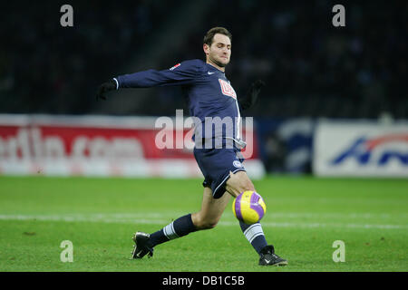 Kroatische Verteidiger Josip Simunic von Hertha BSC Berlin ist in Aktion während der Bundesliga-Partie gegen Bayer 04 Leverkusen im Olympiastadium in Berlin, Deutschland, 1. Dezember 2007 dargestellt. Hertha verlor gegen Leverkusen 0-3. Foto: Gero Breloer Stockfoto
