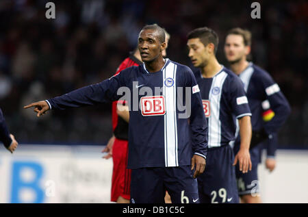 Hertha BSC Berlin Spieler Mittelfeldspieler Gilberto (Brasilien), Verteidiger Malik Fathi und Josip Simunic (Kroatisch, L-R) abgebildet sind, während der Bundesliga-match gegen Bayer 04 Leverkusen im Olympiastadium in Berlin, Deutschland, 1. Dezember 2007. Hertha verlor gegen Leverkusen 0-3. Foto: Gero Breloer Stockfoto