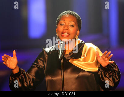 Leadsängerin der Disco-Band "Boney M.", Liz Mitchell, führt bei der Aufnahme der Weihnachts-Show "Willkommen Bei Carmen Nebel" (lit.: Herzlich Willkommen bei der Carmen Nebel) durch das Fernsehen Kanal ZDF in Dresden, Deutschland, 6. Dezember 2007. Die Show wird am 19 Dezember ausgestrahlt. Foto: RALF HIRSCHBERGER Stockfoto