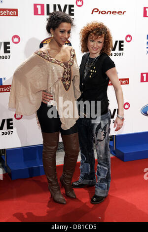 Sängerinnen Nadja Benaissa (L) und Lucy Diakowska der deutschen Band "No Angels" posieren auf dem roten Teppich der Musik-Award-Show "1Live Krone 2007" in Bochum, Deutschland, 6. Dezember 2007. Deutsche Radio Netzwerk 1Live präsentiert seine Auszeichnung in acht verschiedenen Kategorien. Foto: Jörg Carstensen Stockfoto