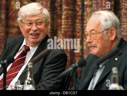 Deutsch Gerhard Ertl (L), Preisträger 2007 Nobelpreisträger für Chemie, sitzt neben Deutsch Peter Grünberg, Nobelpreisträger 2007 Nobelpreisträger für Physik, im Rahmen einer Pressekonferenz an der Königlich Schwedischen Akademie der Wissenschaften in Stockholm, Schweden, 7. Dezember 2007. Preisträger des Nobelpreises für Physik, Chemie und Wirtschaft waren eingeladen, die schwedische Akademie nur vor dem werden Stockfoto